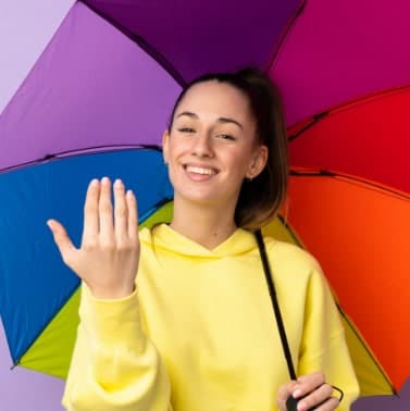 mulher segurando um guarda chuva colorido